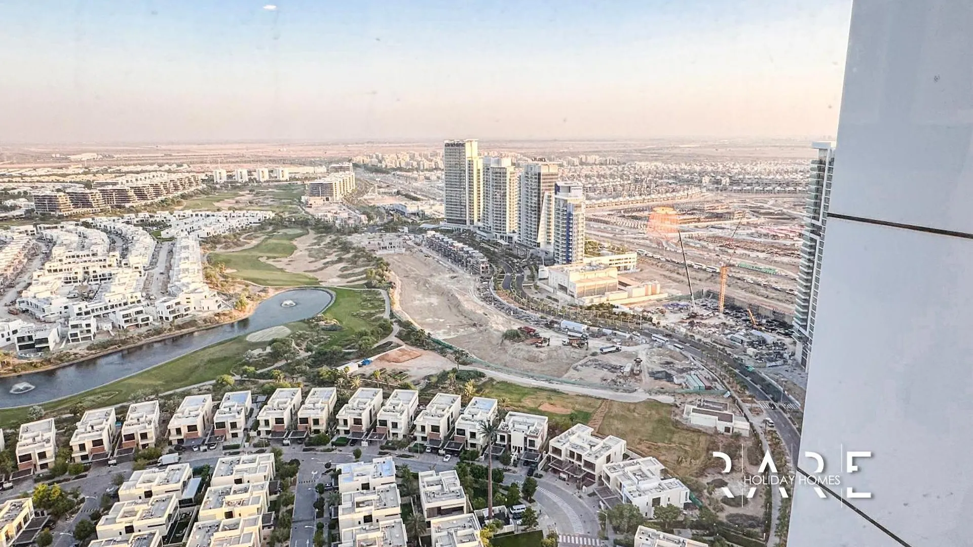 Rare Holiday Homes - Carson Tower B - Damac Hills - R3308 迪拜 0*,  阿拉伯联合酋长国